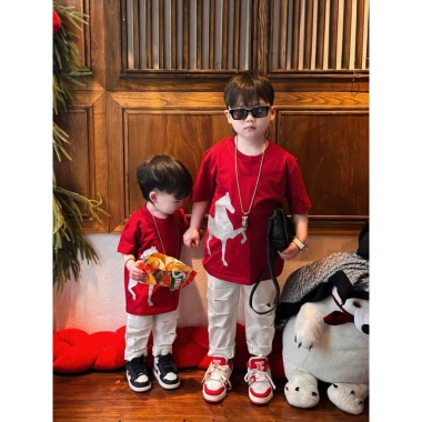 Áo thun gia đình ngựa nhũ unisex form xuông cho mẹ và bé Kid GenZ giảm giá 185.000 4 Áo thun gia đình ngựa nhũ unisex form xuông cho mẹ và bé Kid GenZ giảm giá 185.000 4