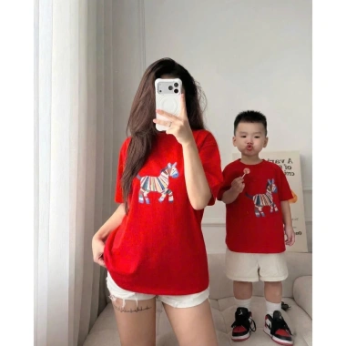 Áo Thun Gia Đình Unisex Đỏ Cổ Tròn Ngắn Tay In Ngựa Vằn Đa Sắc Cotton Thoáng Mát 95k 5