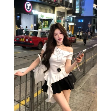 Áo thun lệch vai trắng dáng peplum bèo cá tính phong cách Y2K - 261.000đ