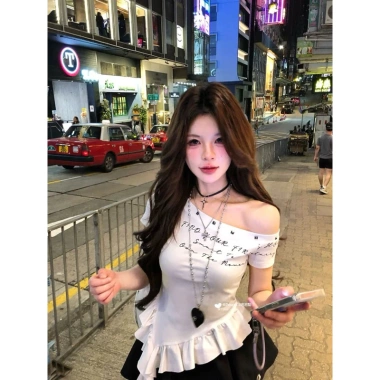 Áo thun lệch vai trắng dáng peplum bèo cá tính phong cách Y2K - 261.000đ 3 Áo thun lệch vai trắng dáng peplum bèo cá tính phong cách Y2K - 261.000đ 3