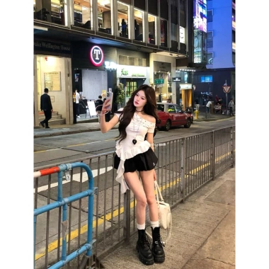 Áo thun lệch vai trắng dáng peplum bèo cá tính phong cách Y2K - 261.000đ
