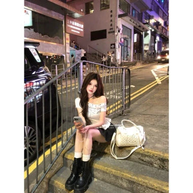Áo thun lệch vai trắng dáng peplum bèo cá tính phong cách Y2K - 261.000đ