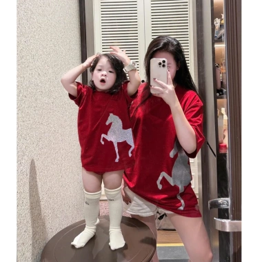 Áo Thun Mẹ Bé Hình Ngựa Kim Tuyến Cotton Cao Cấp Đỏ Đô - Mẫu Mới Tết 2.026 Giá Ưu Đãi
