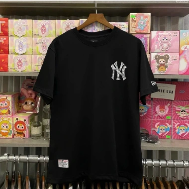 Áo thun New Era chính hãng màu đen thời trang - Giảm giá 20% chỉ 450.000₫ 3 Áo thun New Era chính hãng màu đen thời trang - Giảm giá 20% chỉ 450.000₫ 3