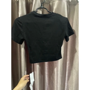 Áo thun size S cầu vai Yến Nguyễn – Giá chỉ 380.000đ, giảm tới 110.200đ