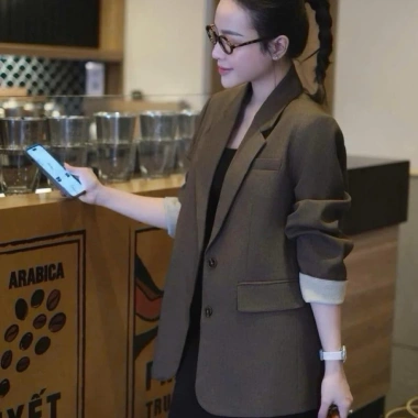 Áo vest blazer nữ Hàn Quốc, túi nắp 2 lớp, tay gập, phối màu 3 khuy, giá 279.000 VND 5 Áo vest blazer nữ Hàn Quốc, túi nắp 2 lớp, tay gập, phối màu 3 khuy, giá 279.000 VND 5