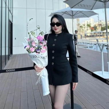 Áo Vest Đen Nữ Cổ Tròn Chiết Eo Đôn Vai Tôn Dáng - Trẻ Trung Thanh Lịch, Giá 439k 3