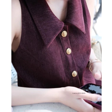 Áo vest gile cúc đồng cổ bẻ thanh lịch, chân váy ngắn A và quần bảo hộ - Jasmine LALASTUDIO giá ưu đãi 558.000₫ 3 Áo vest gile cúc đồng cổ bẻ thanh lịch, chân váy ngắn A và quần bảo hộ - Jasmine LALASTUDIO giá ưu đãi 558.000₫ 3