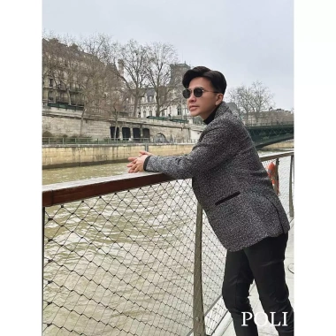 Áo vest nam POLI chất liệu tweet, form dáng dày dặn, sang chảnh – 1.760.000₫ 2 Áo vest nam POLI chất liệu tweet, form dáng dày dặn, sang chảnh – 1.760.000₫ 2