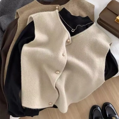 Áo vest top nữ không tay, cổ tròn, nút vàng, dệt kim Hàn Quốc giảm 19% chỉ 106.820₫ 10 Áo vest top nữ không tay, cổ tròn, nút vàng, dệt kim Hàn Quốc giảm 19% chỉ 106.820₫ 10