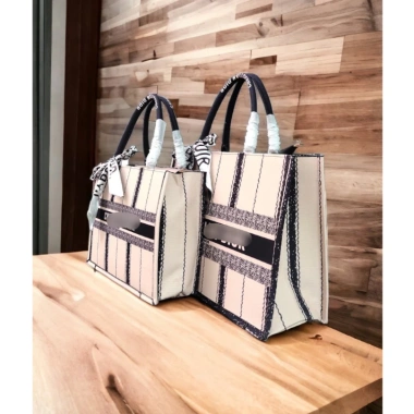 Bán sỉ Túi Tote Nữ Công Sở Nền Kem Size 36‑41cm (To Nhất) + Khăn Loại 1 – Hình Thật 109k 2 Bán sỉ Túi Tote Nữ Công Sở Nền Kem Size 36‑41cm (To Nhất) + Khăn Loại 1 – Hình Thật 109k 2