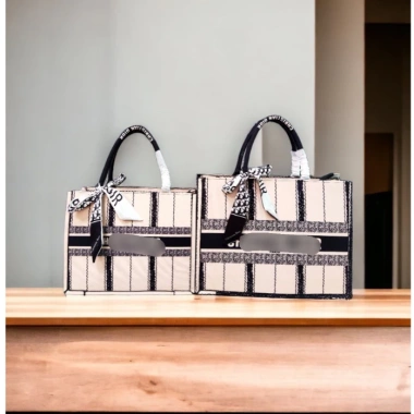 Bán sỉ Túi Tote Nữ Công Sở Nền Kem Size 36‑41cm (To Nhất) + Khăn Loại 1 – Hình Thật 109k