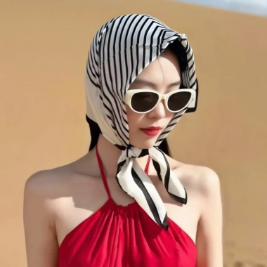 Bandana Lụa 70x70cm Cao Cấp - Choàng cổ, thắt nơ, trùm đầu, buộc tóc - 130.000₫ 8 Bandana Lụa 70x70cm Cao Cấp - Choàng cổ, thắt nơ, trùm đầu, buộc tóc - 130.000₫ 8