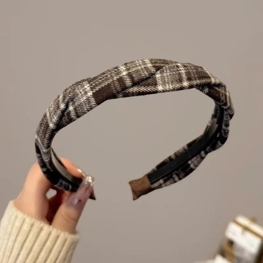 Bandana xoắn họa tiết thời thượng nữ COWO - Mùa thu đông, giảm giá 22% chỉ 41.299₫ 8 Bandana xoắn họa tiết thời thượng nữ COWO - Mùa thu đông, giảm giá 22% chỉ 41.299₫ 8