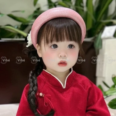 Băng đô cài tóc bé gái ViBe vải lấp lánh sang trọng, phụ kiện Tết giá 32.500 VND