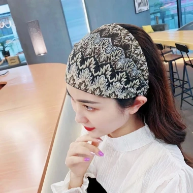 Băng đô màu xám họa tiết dân tộc - Che tóc tiện lợi, giá chỉ 33.000₫ 3 Băng đô màu xám họa tiết dân tộc - Che tóc tiện lợi, giá chỉ 33.000₫ 3