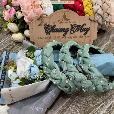 Băng đô vải bờm cài tóc tết điểm ngọc – Phụ kiện áo dài truyền thống, đẹp 39.359₫ 5 Băng đô vải bờm cài tóc tết điểm ngọc – Phụ kiện áo dài truyền thống, đẹp 39.359₫ 5