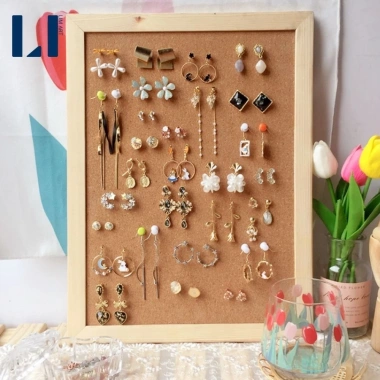 Bảng ghim gỗ bần đa năng kèm sticker, ghim, dây, móc treo, đinh - dùng cho giấy note, tranh ảnh, postcard, giá chỉ 79.000₫