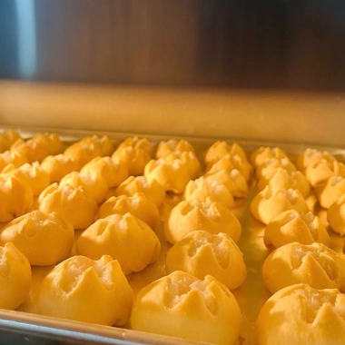 Bánh Dừa Nướng Vị Sen, Cốm Lá Nếp – Ít Ngọt, Vị Béo Quyện Cốm Xanh Lá Dứa, Giá 53.000đ
