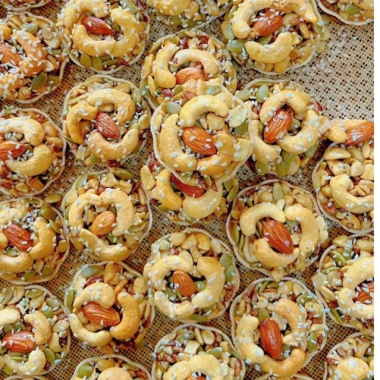 Bánh Hoa Mai Mix Hạt Dinh Dưỡng 500g - Ăn Vặt Lành Mạnh cho Mẹ Bầu, Người Ăn Kiêng, Ăn Chay - Ximafarm Giá 90.000 VND Bánh Hoa Mai Mix Hạt Dinh Dưỡng 500g - Ăn Vặt Lành Mạnh cho Mẹ Bầu, Người Ăn Kiêng, Ăn Chay - Ximafarm Giá 90.000 VND