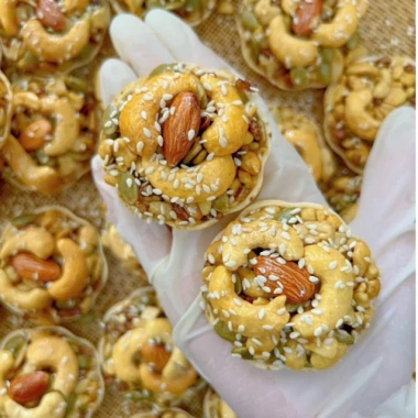 Bánh Hoa Mai Mix Hạt Dinh Dưỡng 500g - Ăn Vặt Lành Mạnh cho Mẹ Bầu, Người Ăn Kiêng, Ăn Chay - Ximafarm Giá 90.000 VND