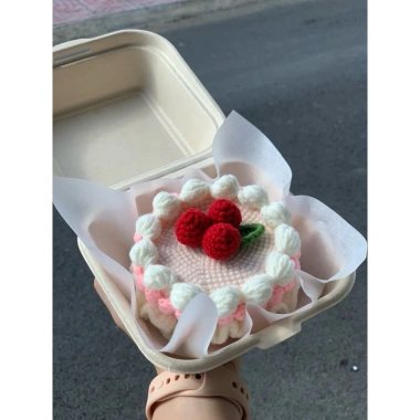 Bánh kem dâu kèm hộp bã mía linh April – Handmade len, giảm giá 110k