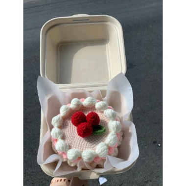 Bánh kem dâu kèm hộp bã mía linh April – Handmade len, giảm giá 110k