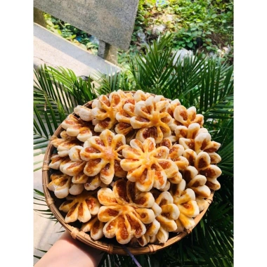 Bánh khóm hoa mai nhà làm hộp 500g - Quà Tết sang trọng, giảm giá 105.000 VND 5 Bánh khóm hoa mai nhà làm hộp 500g - Quà Tết sang trọng, giảm giá 105.000 VND 5