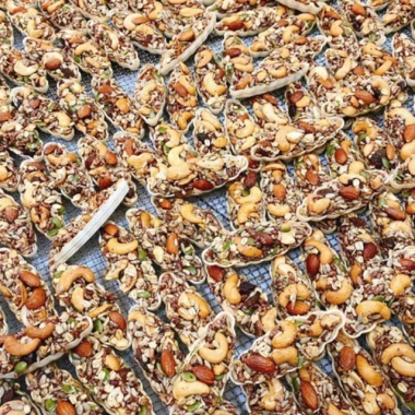 Bánh thuyền Mix Hạt biếu tết sang trọng 500gr - Giá chỉ 95.000đ giảm từ 114.000đ 1 Bánh thuyền Mix Hạt biếu tết sang trọng 500gr - Giá chỉ 95.000đ giảm từ 114.000đ 1