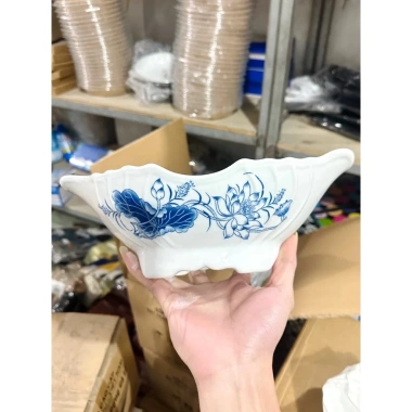 Bát đựng gà cúng men trắng hoa sen xanh, giá 139.000 đồng, chất liệu bền sang trọng