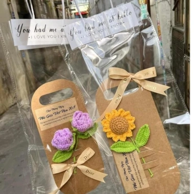 Bìa gắn hoa dày cứng set 10 chiếc, nhiều màu, tay cầm tiện lợi, giá 36.000₫ 2
