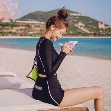 Bikini áo tắm tay dài + quần đùi kẻ sọc ôm body tôn dáng KS2.288 BKN35 giá 159k 2 Bikini áo tắm tay dài + quần đùi kẻ sọc ôm body tôn dáng KS2.288 BKN35 giá 159k 2