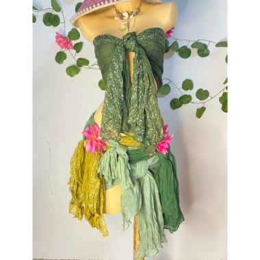 Bikini khăn quấn đi biển, 2 kẹp hoa, dây chuyền vỏ sò, chip - Giá 550.000₫