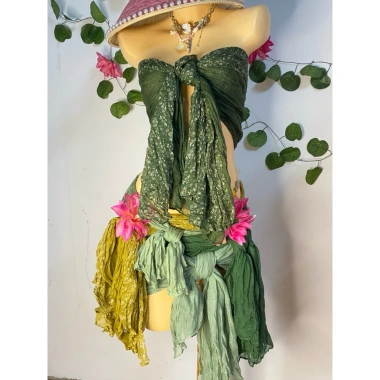 Bikini khăn quấn đi biển, 2 kẹp hoa, dây chuyền vỏ sò, chip - Giá 550.000₫