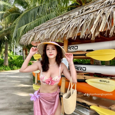 Bikini vỏ sò ngọc trai sang trọng, tặng dây chuyền vỏ sò, chip, 2 kẹp hoa (không bao gồm phụ kiện) - Giá 550.000₫