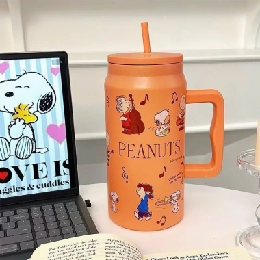 Bình giữ nhiệt In Snoopy 1.500ml - Cốc inox 304 cao cấp, tay cầm chắc, giá 245k