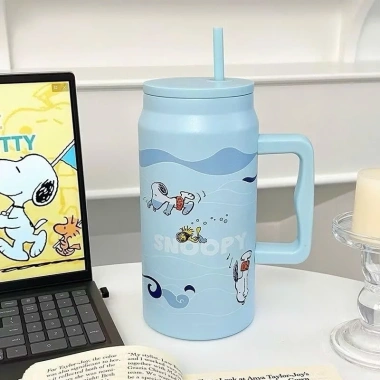 Bình giữ nhiệt In Snoopy 1.500ml - Cốc inox 304 cao cấp, tay cầm chắc, giá 245k