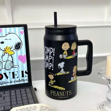 Bình giữ nhiệt In Snoopy 1.500ml - Cốc inox 304 cao cấp, tay cầm chắc, giá 245k