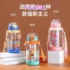 Bình Nước 700ml Cho Bé Nhựa không BPA, Dây Đeo, Hình Phi Hành Gia Xanh Lá và Hồng - 89.900₫