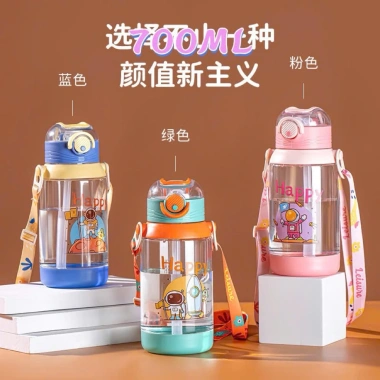 Bình Nước 700ml Cho Bé Nhựa không BPA, Dây Đeo, Hình Phi Hành Gia Xanh Lá và Hồng - 89.900₫ Bình Nước 700ml Cho Bé Nhựa không BPA, Dây Đeo, Hình Phi Hành Gia Xanh Lá và Hồng - 89.900₫