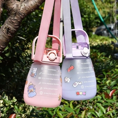 Bình Nước Nhựa Cao Cấp 1.400ml - Dây Đeo Tiện Lợi, Xinh Xắn, Giá Chỉ 51.900 VND
