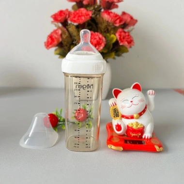 Bình sữa cổ vuông 240ml cho bé 6 tháng+ Núm ti mềm, van thoát khí chống đầy hơi, giá ưu đãi 165.750₫