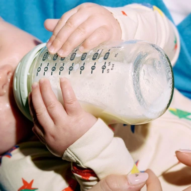 Bình sữa Tommee Tippee thuỷ tinh cổ xanh mẫu mới, van tiệt trùng lò vi sóng, 410k