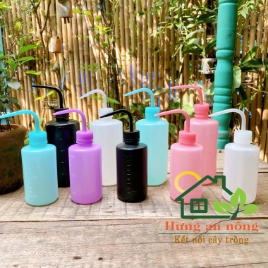 Bình tưới cây vòi cong nhựa nhiều màu, vạch chia dung tích 250ml-500ml, chỉ 15.000 VND