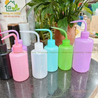 Bình tưới cây vòi cong nhựa nhiều màu, vạch chia dung tích 250ml-500ml, chỉ 15.000 VND