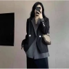 Blazer nam phối đen sọc xám: Giá ưu đãi 250.000đ (giảm từ 300.000đ), chất liệu nhẹ, phong cách hiện đại