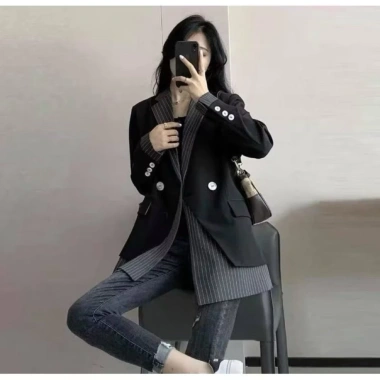 Blazer nam phối đen sọc xám: Giá ưu đãi 250.000đ (giảm từ 300.000đ), chất liệu nhẹ, phong cách hiện đại