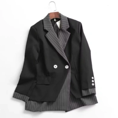 Blazer nam phối đen sọc xám: Giá ưu đãi 250.000đ (giảm từ 300.000đ), chất liệu nhẹ, phong cách hiện đại