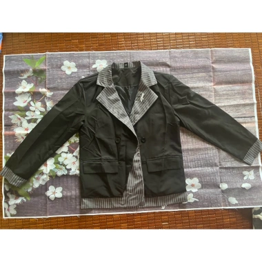 Blazer nam phối đen sọc xám: Giá ưu đãi 250.000đ (giảm từ 300.000đ), chất liệu nhẹ, phong cách hiện đại