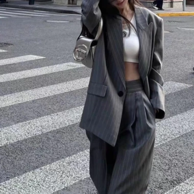 Blazer Nữ Kẻ Sọc Tay Dài Có Lót, Kèm Quần Suông Rộng - Trẻ Trung Sang Trọng, Giá 400.200 VND